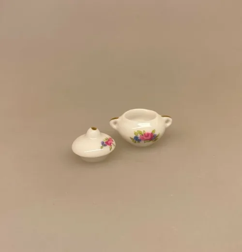 Miniature Terrin med Ører og Blomst, blomster, porcelæn, service, miniature, miniaturer, suppe, suppeterrin, låg, skål, dukkehus, dukkehusting, dukkehustilbehør, jul, frigast, nisser, 1:12, birgitte, morgen, mini, ting til, tilbehør, sætterkasse, sættekasse, sangskjuler, tale, symbolsk, gave, kok, tjener, borddækning, emil, lønneberg, nissetilbehør, nissedør, nisser, nissebo, biti, ribe