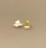 Miniature Terrin med Ører og Blomst, blomster, porcelæn, service, miniature, miniaturer, suppe, suppeterrin, låg, skål, dukkehus, dukkehusting, dukkehustilbehør, jul, frigast, nisser, 1:12, birgitte, morgen, mini, ting til, tilbehør, sætterkasse, sættekasse, sangskjuler, tale, symbolsk, gave, kok, tjener, borddækning, emil, lønneberg, nissetilbehør, nissedør, nisser, nissebo, biti, ribe