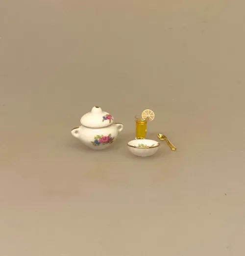 Miniature Terrin med Ører og Blomst, blomster, porcelæn, service, miniature, miniaturer, suppe, suppeterrin, låg, skål, dukkehus, dukkehusting, dukkehustilbehør, jul, frigast, nisser, 1:12, birgitte, morgen, mini, ting til, tilbehør, sætterkasse, sættekasse, sangskjuler, tale, symbolsk, gave, kok, tjener, borddækning, emil, lønneberg, nissetilbehør, nissedør, nisser, nissebo, biti, ribe
