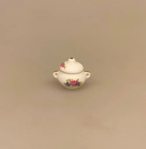 Miniature Terrin med Ører og Blomst, blomster, porcelæn, service, miniature, miniaturer, suppe, suppeterrin, låg, skål, dukkehus, dukkehusting, dukkehustilbehør, jul, frigast, nisser, 1:12, birgitte, morgen, mini, ting til, tilbehør, sætterkasse, sættekasse, sangskjuler, tale, symbolsk, gave, kok, tjener, borddækning, emil, lønneberg, nissetilbehør, nissedør, nisser, nissebo, biti, ribe