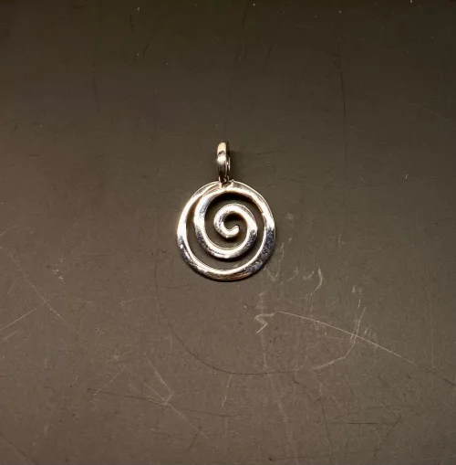 Vikingevedhæng i Sølv - Spiral, vikinger, vikingesmykker, vedhæng, spiral, snegl, magisk, amulet, museumssmykker, kopi, smykker, vedhæng, til kæde, ægte, kopi, fund, gamle, guder, aser, asatro, keltisk, ribe, vikingetiden, biti, vikingemotiv,