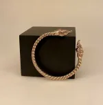 Armbånd Bronze med Midgårdsormen Snoet, slange, evigheden, uendelig, infinity, fabeldyr, bronze, kobber, gyldent, armring, snoet, hoveder, bukke, aser, asatro, nordisk, mytologi, tro, museumssmykker, kopi, smykker, bronzearmbånd, bronzesmykker, fund, udgravninger, til mænd, herrer,