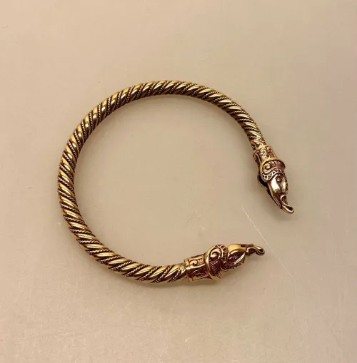 Armbånd Bronze med Midgårdsormen Snoet, slange, evigheden, uendelig, infinity, fabeldyr, bronze, kobber, gyldent, armring, snoet, hoveder, bukke, aser, asatro, nordisk, mytologi, tro, museumssmykker, kopi, smykker, bronzearmbånd, bronzesmykker, fund, udgravninger, til mænd, herrer,