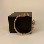 Armbånd Bronze med Thors Bukke Snoet, thor, tordenguden, tordenvejr, geder, gedebukke, tordengeder, bronze, kobber, gyldent, armring, snoet, hoveder, bukke, aser, asatro, nordisk, mytologi, tro, museumssmykker, kopi, smykker, bronzearmbånd, bronzesmykker, fund, udgravninger, til mænd, herrer,