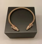 Armbånd Bronze med Thors Bukke Snoet, thor, tordenguden, tordenvejr, geder, gedebukke, tordengeder, bronze, kobber, gyldent, armring, snoet, hoveder, bukke, aser, asatro, nordisk, mytologi, tro, museumssmykker, kopi, smykker, bronzearmbånd, bronzesmykker, fund, udgravninger, til mænd, herrer,