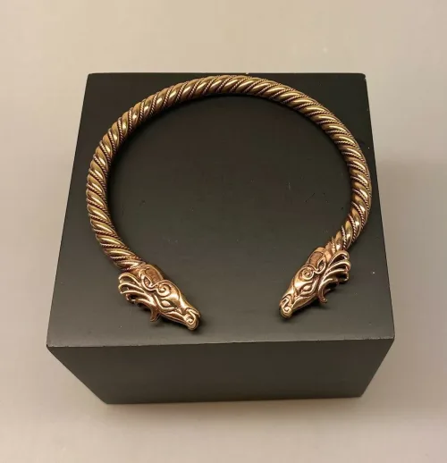 Armbånd Bronze med Thors Bukke Snoet, thor, tordenguden, tordenvejr, geder, gedebukke, tordengeder, bronze, kobber, gyldent, armring, snoet, hoveder, bukke, aser, asatro, nordisk, mytologi, tro, museumssmykker, kopi, smykker, bronzearmbånd, bronzesmykker, fund, udgravninger, til mænd, herrer,