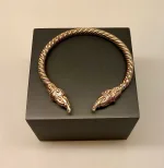 Armbånd Bronze med Midgårdsormen Snoet, slange, evigheden, uendelig, infinity, fabeldyr, bronze, kobber, gyldent, armring, snoet, hoveder, bukke, aser, asatro, nordisk, mytologi, tro, museumssmykker, kopi, smykker, bronzearmbånd, bronzesmykker, fund, udgravninger, til mænd, herrer,