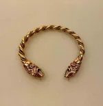 Armbånd Bronze med Ulvehoveder Kraftigt, ulv, fenris, fenrisulven, hoveder, vikingesmykker, armbånd, armring, bronze, bronzearmbånd, snoet, vikinger, museumssmykker, museums, original, ægte, flot, maskulint, markant, sejt, herre, til mænd, herresmykker, bronzesmykker, bronzearmbånd, kobber, fund, udgravninger, gyldent, biti, ribe