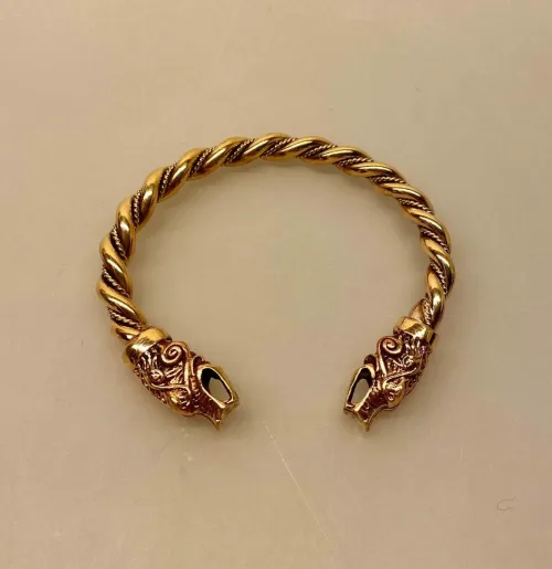 Armbånd Bronze med Ulvehoveder Kraftigt, ulv, fenris, fenrisulven, hoveder, vikingesmykker, armbånd, armring, bronze, bronzearmbånd, snoet, vikinger, museumssmykker, museums, original, ægte, flot, maskulint, markant, sejt, herre, til mænd, herresmykker, bronzesmykker, bronzearmbånd, kobber, fund, udgravninger, gyldent, biti, ribe