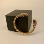 Armbånd Bronze med Ulvehoveder Kraftigt, ulv, fenris, fenrisulven, hoveder, vikingesmykker, armbånd, armring, bronze, bronzearmbånd, snoet, vikinger, museumssmykker, museums, original, ægte, flot, maskulint, markant, sejt, herre, til mænd, herresmykker, bronzesmykker, bronzearmbånd, kobber, fund, udgravninger, gyldent, biti, ribe