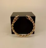 Armbånd Bronze med Ulvehoveder Kraftigt, ulv, fenris, fenrisulven, hoveder, vikingesmykker, armbånd, armring, bronze, bronzearmbånd, snoet, vikinger, museumssmykker, museums, original, ægte, flot, maskulint, markant, sejt, herre, til mænd, herresmykker, bronzesmykker, bronzearmbånd, kobber, fund, udgravninger, gyldent, biti, ribe