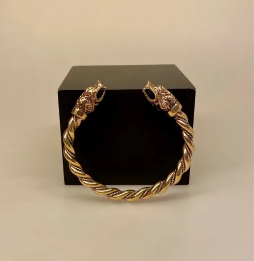 Armbånd Bronze med Ulvehoveder Kraftigt, ulv, fenris, fenrisulven, hoveder, vikingesmykker, armbånd, armring, bronze, bronzearmbånd, snoet, vikinger, museumssmykker, museums, original, ægte, flot, maskulint, markant, sejt, herre, til mænd, herresmykker, bronzesmykker, bronzearmbånd, kobber, fund, udgravninger, gyldent, biti, ribe