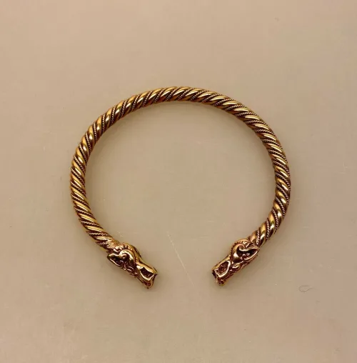 Armbånd Bronze med Ulvehoveder Snoet, ulv, fenris, fenrisulven, hoveder, vikingesmykker, armbånd, armring, bronze, bronzearmbånd, snoet, vikinger, museumssmykker, museums, original, ægte, flot, maskulint, markant, sejt, herre, til mænd, herresmykker, bronzesmykker, bronzearmbånd, kobber, fund, udgravninger, gyldent, biti, ribe