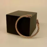 Armbånd Bronze med Ulvehoveder Snoet, ulv, fenris, fenrisulven, hoveder, vikingesmykker, armbånd, armring, bronze, bronzearmbånd, snoet, vikinger, museumssmykker, museums, original, ægte, flot, maskulint, markant, sejt, herre, til mænd, herresmykker, bronzesmykker, bronzearmbånd, kobber, fund, udgravninger, gyldent, biti, ribe