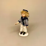 Dukke Lille Dreng Peter, dukke, dukkedreng, sømandstøj, matrostøj, gammeldags, peters jul, lillebror, lille, dukkehusdukke, til, dukkehuset, sangskjuler, sjov, gave, stråhat, dukkehus, tilbehør, ting, miniaturer, 1:12, biti, ribe