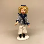 Dukke Lille Dreng Peter, dukke, dukkedreng, sømandstøj, matrostøj, gammeldags, peters jul, lillebror, lille, dukkehusdukke, til, dukkehuset, sangskjuler, sjov, gave, stråhat, dukkehus, tilbehør, ting, miniaturer, 1:12, biti, ribe