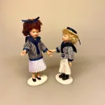 Dukke Lille Dreng Peter, dukke, dukkedreng, sømandstøj, matrostøj, gammeldags, peters jul, lillebror, lille, dukkehusdukke, til, dukkehuset, sangskjuler, sjov, gave, stråhat, dukkehus, tilbehør, ting, miniaturer, 1:12, biti, ribe