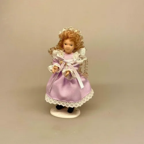 Dukke Pige Fie i Lilla Kjole, krøller, rødblond, lange, langhåret, lyst hår, lyshåret, dukke, pige, lille, dukkehusdukke, 1:12, dukkehusdukker, til, ting, tilbehør, miniature, sangskjuler, sjov, fin, prinsesse, yndig, porcelænsdukke, biti, ribe, dukkehustilbehør, dukkehusting, dukketing, dukker,