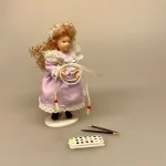 Dukke Pige Fie i Lilla Kjole, krøller, rødblond, lange, langhåret, lyst hår, lyshåret, dukke, pige, lille, dukkehusdukke, 1:12, dukkehusdukker, til, ting, tilbehør, miniature, sangskjuler, sjov, fin, prinsesse, yndig, porcelænsdukke, biti, ribe, dukkehustilbehør, dukkehusting, dukketing, dukker,
