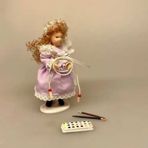 Dukke Pige Fie i Lilla Kjole, krøller, rødblond, lange, langhåret, lyst hår, lyshåret, dukke, pige, lille, dukkehusdukke, 1:12, dukkehusdukker, til, ting, tilbehør, miniature, sangskjuler, sjov, fin, prinsesse, yndig, porcelænsdukke, biti, ribe, dukkehustilbehør, dukkehusting, dukketing, dukker,