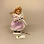 Dukke Pige Fie i Lilla Kjole, krøller, rødblond, lange, langhåret, lyst hår, lyshåret, dukke, pige, lille, dukkehusdukke, 1:12, dukkehusdukker, til, ting, tilbehør, miniature, sangskjuler, sjov, fin, prinsesse, yndig, porcelænsdukke, biti, ribe, dukkehustilbehør, dukkehusting, dukketing, dukker,