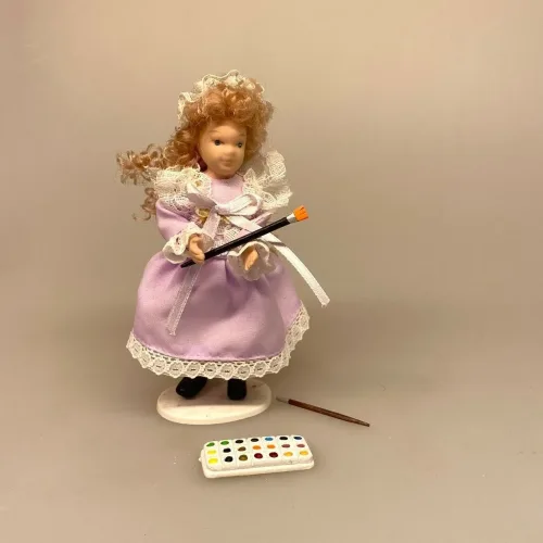Dukke Pige Fie i Lilla Kjole, krøller, rødblond, lange, langhåret, lyst hår, lyshåret, dukke, pige, lille, dukkehusdukke, 1:12, dukkehusdukker, til, ting, tilbehør, miniature, sangskjuler, sjov, fin, prinsesse, yndig, porcelænsdukke, biti, ribe, dukkehustilbehør, dukkehusting, dukketing, dukker,