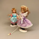 Dukke Pige Fie i Lilla Kjole, krøller, rødblond, lange, langhåret, lyst hår, lyshåret, dukke, pige, lille, dukkehusdukke, 1:12, dukkehusdukker, til, ting, tilbehør, miniature, sangskjuler, sjov, fin, prinsesse, yndig, porcelænsdukke, biti, ribe, dukkehustilbehør, dukkehusting, dukketing, dukker,