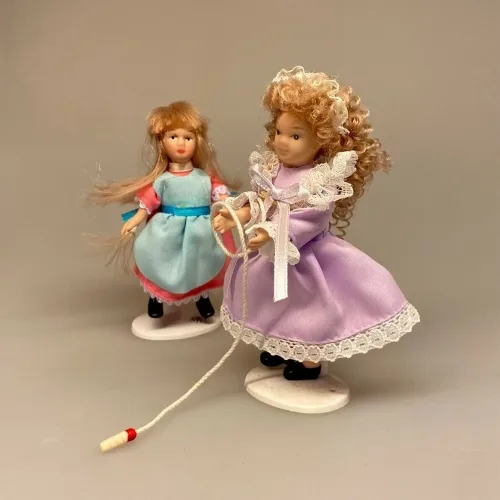 Dukke Pige Fie i Lilla Kjole, krøller, rødblond, lange, langhåret, lyst hår, lyshåret, dukke, pige, lille, dukkehusdukke, 1:12, dukkehusdukker, til, ting, tilbehør, miniature, sangskjuler, sjov, fin, prinsesse, yndig, porcelænsdukke, biti, ribe, dukkehustilbehør, dukkehusting, dukketing, dukker,