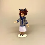 Dukke Pige Hanne, matroskjole, sømandstøj, matrostøj, gammeldags, peters jul, lillebror, lille, dukkehusdukke, til, dukkehuset, sangskjuler, sjov, gave, stråhat, dukkehus, tilbehør, ting, miniaturer, 1:12, biti, ribe, freja,