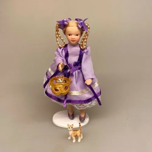 Dukke Pige Iben i Lilla Kjole, fletninger, lyst hår, lyshåret, dukke, pige, lille, dukkehusdukke, 1:12, dukkehusdukker, til, ting, tilbehør, miniature, sangskjuler, sjov, fin, prinsesse, yndig, porcelænsdukke, biti, ribe, dukkehustilbehør, dukkehusting, dukketing, dukker