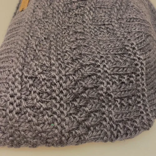Hue Ensfarvet Uld med Foer - Rahar Blågrå, Mørkegrå, grå, hue, beanie, uld, hat, hue, strikhue, varm, blød, foret, herre, mænd, unisex, dame, accessories, tilbehør, vinterhue, efterår, lun, ulden, ren, uld, håndstrikket, ensfarvet, mønsterstrik, dansk, design, flot, klassisk, norsk, biti, ribe, lammeuld,