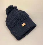 Hue Merinould med Pompon - Nyhavn Mørkeblå, navy, marine, marineblå, mørk, klassisk, sømands, matros, til, mænd, herrer, drenge, unisex, merino, blød, uden foer, kvast, pompon, pompom, sjov, hipster, kæk, lilleper, ulden, uldhue, hat, strik, strikket, smart, varm, biti, ribe, dansk, design,