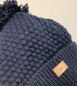 Hue Merinould med Pompon - Nyhavn Mørkeblå, navy, marine, marineblå, mørk, klassisk, sømands, matros, til, mænd, herrer, drenge, unisex, merino, blød, uden foer, kvast, pompon, pompom, sjov, hipster, kæk, lilleper, ulden, uldhue, hat, strik, strikket, smart, varm, biti, ribe, dansk, design,