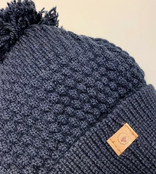 Hue Merinould med Pompon - Nyhavn Mørkeblå, navy, marine, marineblå, mørk, klassisk, sømands, matros, til, mænd, herrer, drenge, unisex, merino, blød, uden foer, kvast, pompon, pompom, sjov, hipster, kæk, lilleper, ulden, uldhue, hat, strik, strikket, smart, varm, biti, ribe, dansk, design,