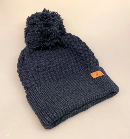 Hue Merinould med Pompon - Nyhavn Mørkeblå, navy, marine, marineblå, mørk, klassisk, sømands, matros, til, mænd, herrer, drenge, unisex, merino, blød, uden foer, kvast, pompon, pompom, sjov, hipster, kæk, lilleper, ulden, uldhue, hat, strik, strikket, smart, varm, biti, ribe, dansk, design,