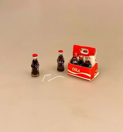 Miniature 2 Cola Flasker med Sugerør, Miniature Glas med Iste eller cola, rom og cola, longdrink, drink, cuba libre, rum and coke, cola, coke, coca cola, læskedrik, iste, ice tee, peach, sommerdrik, sommerferie, ferie, drinks, miniature, glas, isterninger, sætterkasse, sættekasse, ting, tilbehør, dukkehus, dukkestue, sangskjuler, gavekort, konfirmation, 1:12, minaturer, biti, ribe