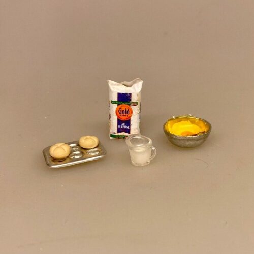Miniature Bagesæt med 4 Dele, julebag, den store bagedyst, bager, konditor, bageudstyr, mel, æg, boller, dukkehus, dukkehustilbehør, køkken, dukkehusting, sættekasse, sætterkasse, amagerhylde, sangskjuler, sjov, symbolsk, nisser, nissedør, nisseudstyr, nissetilbehør, ting til, tilbehør, miniature, minimad, bagerbutik, biti, 1:12