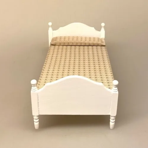 Miniature Dobbeltseng Hvid med Lyst Sengetæppe, dobbeltseng, lille, mini, miniature, dukkehusseng, dukkehustilbehør, dukkehusmøbler, soveværelse, ny, hvid, fin, sangskjuler, symbolsk, gave, gavekort, penge til, seng, 1:12, nissebo, nisser, dukkemøbler, lillebitte, træ, flot, sjov, biti, ribe,