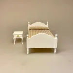 Miniature Dobbeltseng Hvid med Lyst Sengetæppe, dobbeltseng, lille, mini, miniature, dukkehusseng, dukkehustilbehør, dukkehusmøbler, soveværelse, ny, hvid, fin, sangskjuler, symbolsk, gave, gavekort, penge til, seng, 1:12, nissebo, nisser, dukkemøbler, lillebitte, træ, flot, sjov, biti, ribe,