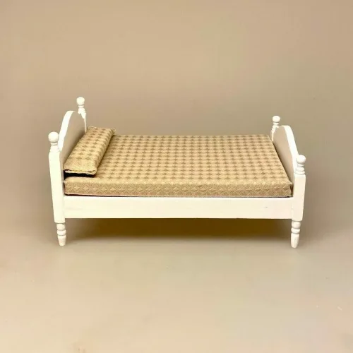 Miniature Dobbeltseng Hvid med Lyst Sengetæppe, dobbeltseng, lille, mini, miniature, dukkehusseng, dukkehustilbehør, dukkehusmøbler, soveværelse, ny, hvid, fin, sangskjuler, symbolsk, gave, gavekort, penge til, seng, 1:12, nissebo, nisser, dukkemøbler, lillebitte, træ, flot, sjov, biti, ribe,