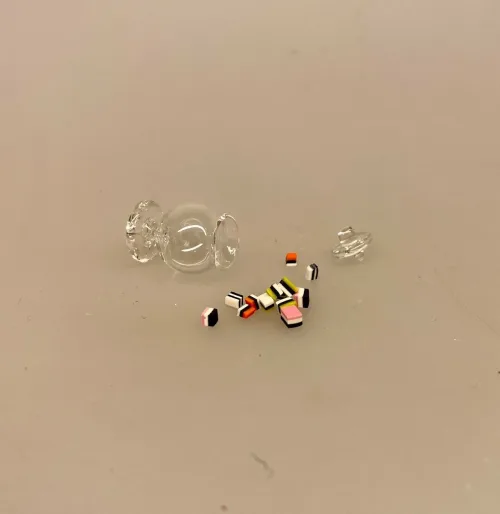 Miniature Glas Bonbonniere med Lakridskonfekt, all sorts, konfekt, mini, bitte, lille, slik, konfekture, glas, slikbutik, juleslik, jul, nisser, nissetilbehør, nissedør, 1:12, miniaturer, dukkehus, dukkehusting, dukkehusmad, dukkehustilbehør, biti, ribe, barbie