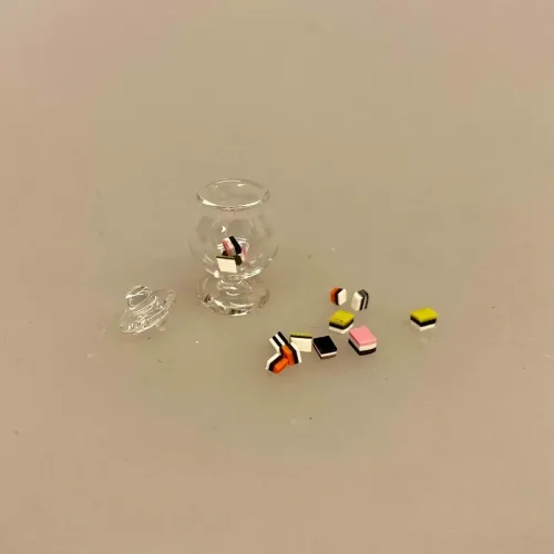 Miniature Glas Bonbonniere med Lakridskonfekt, all sorts, konfekt, mini, bitte, lille, slik, konfekture, glas, slikbutik, juleslik, jul, nisser, nissetilbehør, nissedør, 1:12, miniaturer, dukkehus, dukkehusting, dukkehusmad, dukkehustilbehør, biti, ribe, barbie