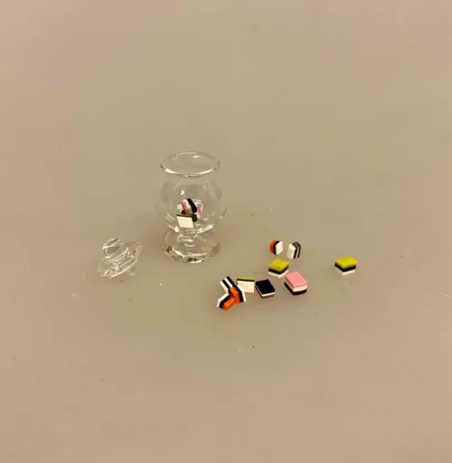 Miniature Glas Bonbonniere med Lakridskonfekt, all sorts, konfekt, mini, bitte, lille, slik, konfekture, glas, slikbutik, juleslik, jul, nisser, nissetilbehør, nissedør, 1:12, miniaturer, dukkehus, dukkehusting, dukkehusmad, dukkehustilbehør, biti, ribe, barbie