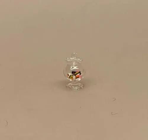 Miniature Glas Bonbonniere med Lakridskonfekt, all sorts, konfekt, mini, bitte, lille, slik, konfekture, glas, slikbutik, juleslik, jul, nisser, nissetilbehør, nissedør, 1:12, miniaturer, dukkehus, dukkehusting, dukkehusmad, dukkehustilbehør, biti, ribe, barbie, syvanian
