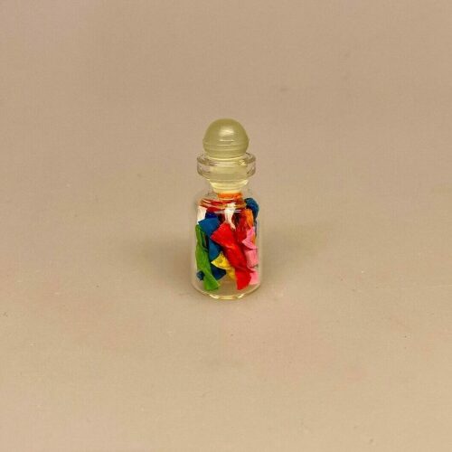 Miniature Glas med Kulørte Karameller, Miniature Slikpose med Kulørte Dalere, Miniature Bolchestok, slik, dukkehus, dukkehuset, sættekasseting, sætterkasseting, ting til, dukkehuset, sættekassen, miniatyre, miniaturere, mini, skala 1:12, købmandsbutik, legemad, legeslik, julepynt, nissetilbehør, nissebo, nisserne, nissedør, gaveide, sangskjuler, sød tand, sliksulten, pyrus,Miniature Slikpose med Sølvdalere, Miniature Glas med Bolchestænger pebermynte,