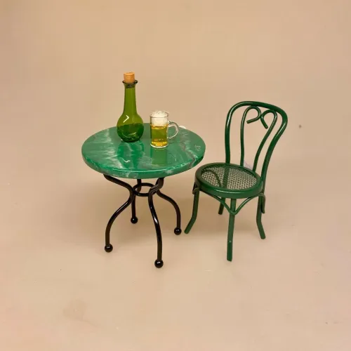 Miniature Glasflaske med Korkprop, flaske, korkprop, vinflaske, karaffel, portvin, vinkaraffel, flacon, miniature, mundblæst, grøn, sjov, brygger, vin, niiser. dukkehus, tilbehør, ting, til, sættekasse, sangskjuler, tale, symbolsk, gave, gavekort, oplevelse, nissedør, nissebo, nissehus, julekalender, for børn, dukkehusting, dukkehustilbehør, interiør, indretning, stilleben, biti, ribe, 1:12