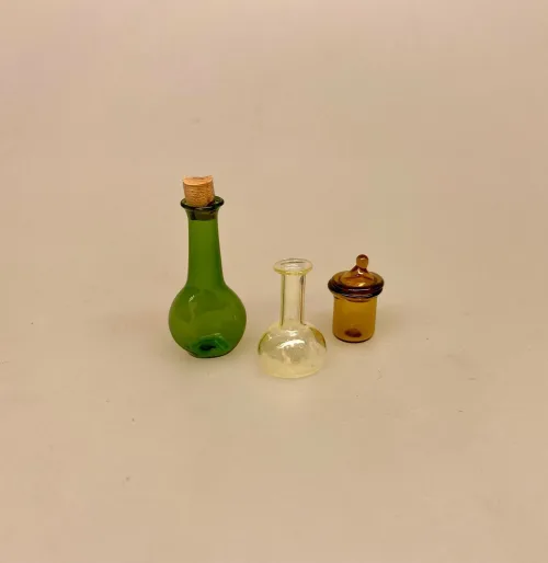 Miniature Glaskolbe Gul, reagensglas, Memoboard clipboard miniature , clip board, memo board, skrive underlag, blok, holder, journaler, kontor, sygehus, læge, doktor, sygeplejeske, Mikroskop miniature ,Reagensglas kolber miniature ,laboratorie, laboratorieudstyr, Morter messing miniature, mini, miniaturer, dukkehus, dukkehuset, nisser, til nisser, nisserne, nissebo, nissedør, naturvidenskab, forsker, sangskjuler, 1:12, sætterkasse, sættekasse, sættekasseting, samler, små, ting, biti, ribe, kemi, farmaceut, apotek, apoteker,patient, patientjournal, forsker, kemi, kemiingeniør, laboratorium, fysik