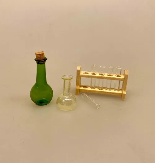 Miniature Glaskolbe Gul, reagensglas, Memoboard clipboard miniature , clip board, memo board, skrive underlag, blok, holder, journaler, kontor, sygehus, læge, doktor, sygeplejeske, Mikroskop miniature ,Reagensglas kolber miniature ,laboratorie, laboratorieudstyr, Morter messing miniature, mini, miniaturer, dukkehus, dukkehuset, nisser, til nisser, nisserne, nissebo, nissedør, naturvidenskab, forsker, sangskjuler, 1:12, sætterkasse, sættekasse, sættekasseting, samler, små, ting, biti, ribe, kemi, farmaceut, apotek, apoteker,patient, patientjournal, forsker, kemi, kemiingeniør, laboratorium, fysik
