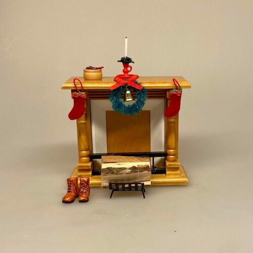 Miniature Julesok Rød Filt, Miniature Grankrans med Klokke Lille, dørkrans, gran, krans, adventskrans, mini, klokke, guldklokke, julekrans, nisser, dukkehus, ting til, tilbehør, dukkehusing, dukkehustilbehør, jul i, julestue, nissedør, nissehus, nissebo, birgitte frigats, 1:12, biti, ribe