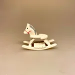 Miniature Gyngehest, gynggang, ride ride ranke, børneværelse, børn, legetøj, dukkehus, dukkehusting, dukkehustilbehør, dukkebørn, miniaturer, 1:12, symbolsk, gave, mini, sjov, barnedåb, dåbsgave, småbørn,nisser, nissebørn, nisselegetøj, julemandens, værksted, julekalender, nissedør, hygge, julesjov, legetøjsbutik, biti, ribe